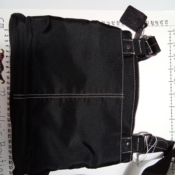 ROOTS canada. Active style leather purse - Picture 5 of 9